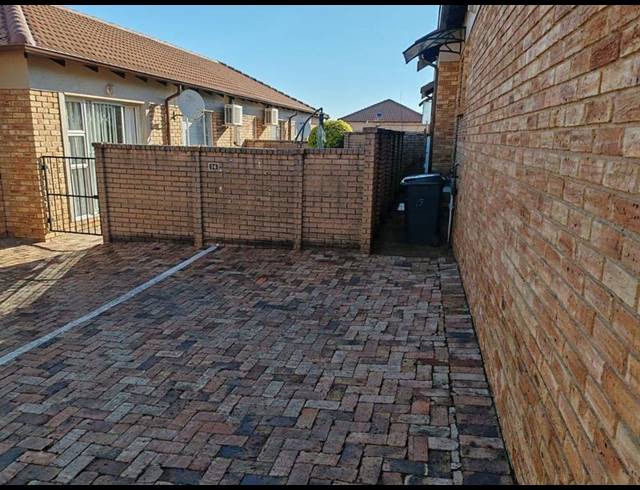 2 BEDROOM HOUSE FOR SALE IN KOSMOSDAL